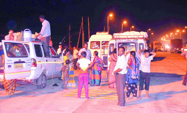 Pushkaralu pilgrims halt for food and rest at Kaza toll plaza at Guntur. (Photo: DC) Pushkaralu pilgrims halt for food and rest at Kaza toll plaza at Guntur. (Photo: DC)
